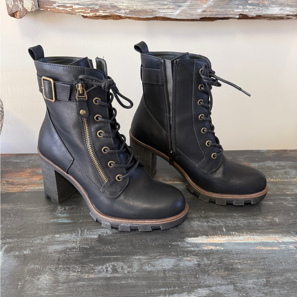 Black Lace-Up Ankle Boots. White Mountain sz8 like new